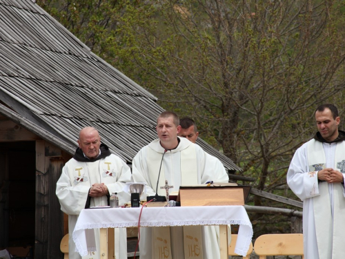 FOTO: Druženje Rumbočana i sv. misa na Zahumu