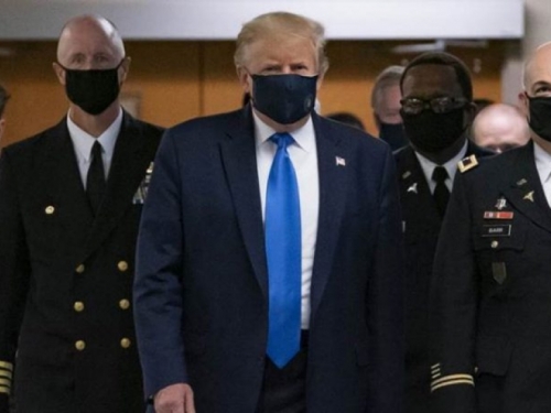 Trump se prvi put u javnosti pojavio s maskom za lice
