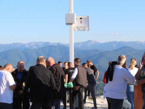 FOTO| Gmićani podigli križ na Makljenu