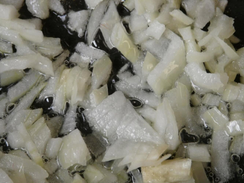 Profesionalni kuhari pirjaju luk samo na ovaj način: Mnogo je ukusniji, gotov za tren