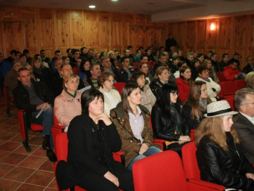 FOTO: Na Šćitu predstavljena knjiga „Bijeli put, pobjeda dobra u ratu“