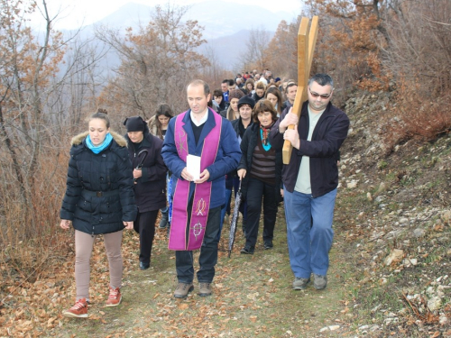 FOTO: Mr. Pero Brajko predvodio put križa na Uzdolu