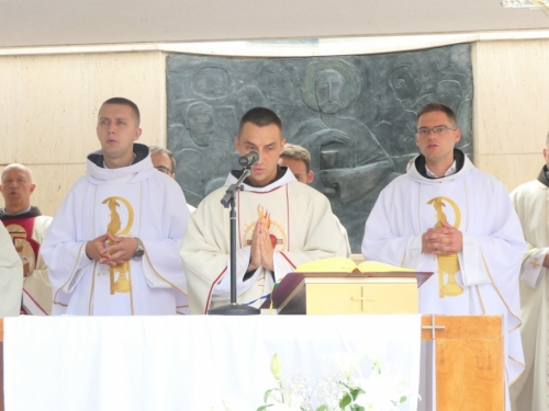 VIDEO: Velika radost u Vitezu - tri svećenika proslavila mladu misu