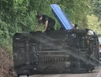 Gračac: Kadeti policijske akademije spašavali djevojke iz prevrnutog automobila