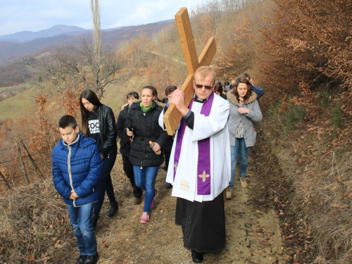 FOTO: Vlč. Stipo Knežević predvodio križni put na Uzdolu