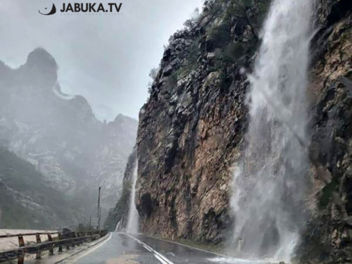 Stanje na cestama: Mokri kolnici i opasnost od odrona
