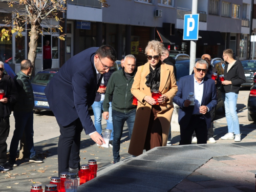 FOTO: Svi sveti - U Prozoru zapaljene svijeće za poginule i preminule branitelje