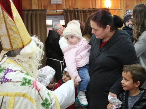 FOTO: Sv. Nikola i ove godine razveselio djecu u župi Rama Šćit