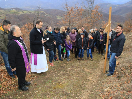 FOTO: Vlč. Ljubo Zadrić predvodio križni put na Uzdolu