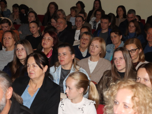 FOTO: U Prozoru izvedena ''Čaša'': Predstava o Bosni i dilemi odlaska i ostanka