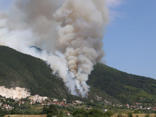 VIDEO: Veliki požar iznad Podbora: Vjetar otežava gašenje nepristupačnog terena