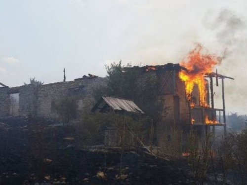 Vatrena stihija guta sve pred sobom u Bosanskom Grahovu