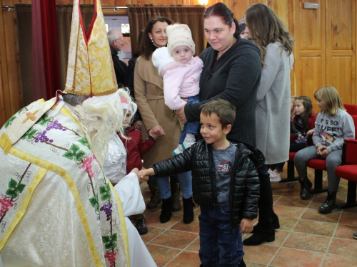 FOTO: Sv. Nikola i ove godine razveselio djecu u župi Rama Šćit