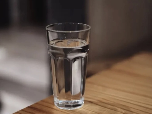 Pijte vodu s ovim začinom svako jutro i gledajte kako vam se salo topi