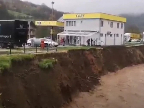 Nevjerojatne scene iz Sarajeva, prijeti urušavanje benzinske i motela