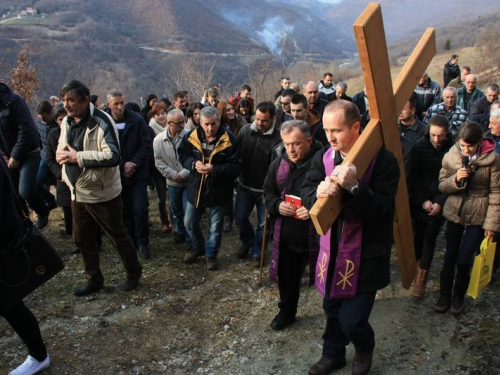 FOTO: Vlč. mr. Pero Brajko predvodio Križni put na Uzdolu