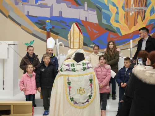 FOTO: Sv. Nikola podijelio darove djeci na Orašcu