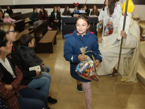 FOTO: Sv. Nikola podijelio paketiće djeci u Rumbocima