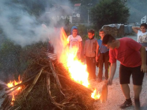 FOTO: Paljenjem svitnjaka Rama dočekuje sv. Ivu