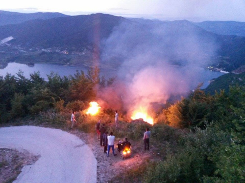 FOTO: Paljenjem svitnjaka Rama dočekuje sv. Ivu