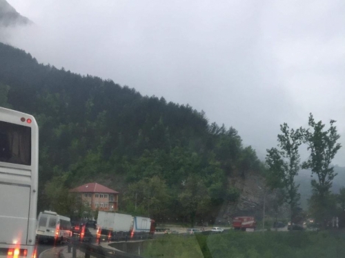 Duge kolone na putu između Mostara i Sarajeva, promet se odvija usporeno