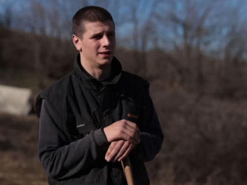 Video: Mladić živi u šatoru sa 300 ovaca, nema struje i sam plaća studij