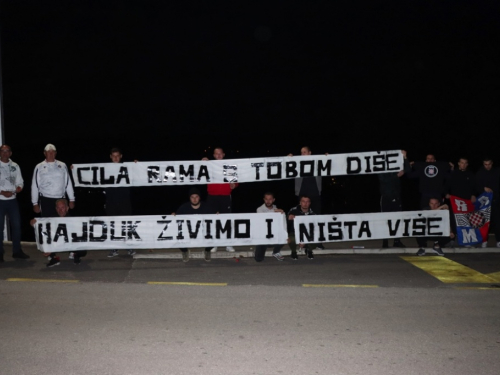 Torcida Rama bakljadom proslavila 73. rođendan