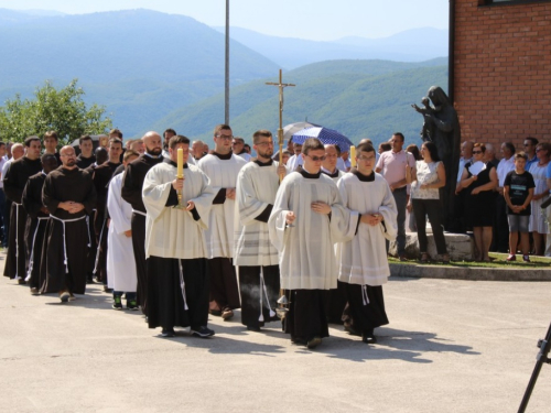 FOTO: Mlada misa fra Franje Barabana u Rumbocima