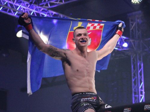 FOTO: Tomislav Sičaja pobjedio u prvom profesionalnom nastupu u MMA