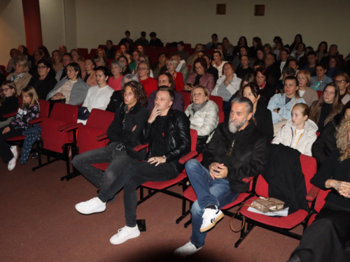 FOTO: U Prozoru izvedena ''Čaša'': Predstava o Bosni i dilemi odlaska i ostanka