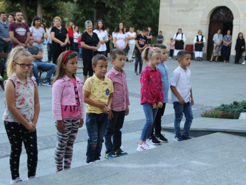 FOTO: Započela trodnevnica u župi Rama-Šćit, prvašići darovani prigodnim darovima