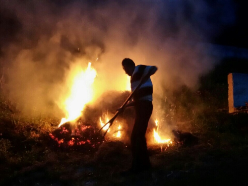 FOTO: Paljenjem svitnjaka Rama dočekuje sv. Ivu