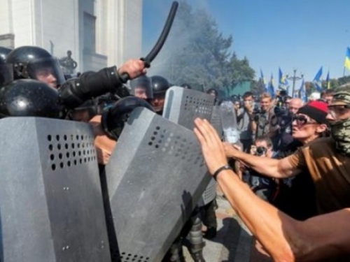 VIDEO: Policajac ubijen pred parlamentom u Kijevu, više od 100 ranjenih