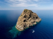 Jeste li čuli za Jabuku, hrvatski otok u čijoj blizini igla kompasa “poludi”?