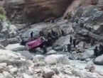 Pretrpani autobus sletio u provaliju u Pakistanu. 40 poginulih