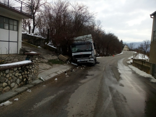 FOTO: Prometna u Jaklićima, kamion završio u jarku