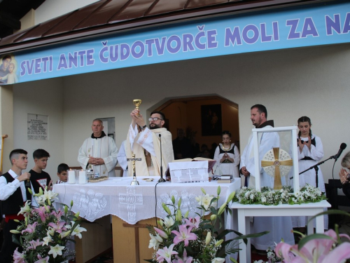 FOTO: Jedinstveni događaj na Pidrišu - stigle moći sv. Ante