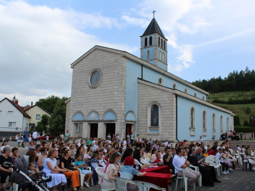 FOTO: 16. festival duhovne glazbe ''Djeca pjevaju Isusu'' u župi Prozor