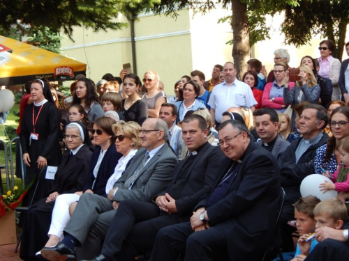 FOTO: Etno skupina „Čuvarice“ na humanitarnom koncertu „Djeca pomažu siromašnima“