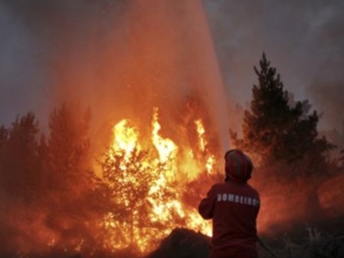 Gori Portugal: tisuće vatrogasaca bore se s buktinjom