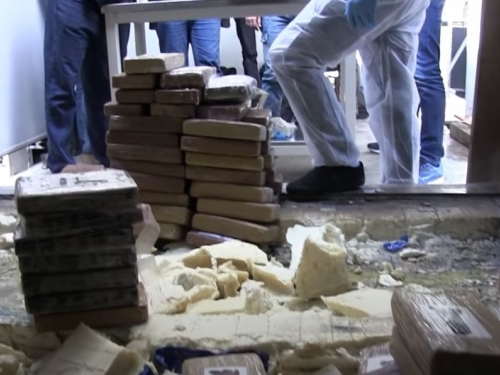 Policija objavila video zapljene pola tone kokaina u Pločama