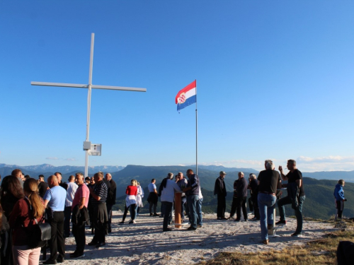 FOTO| Gmićani podigli križ na Makljenu