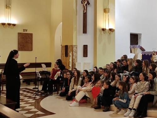 VIDEO: Župni zbor u Tomislavgradu pjesmom čestitao Dan očeva
