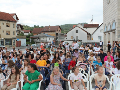 FOTO: 16. festival duhovne glazbe ''Djeca pjevaju Isusu'' u župi Prozor