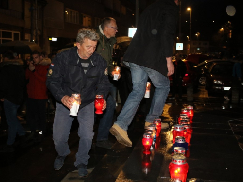 FOTO: Paljenjem svijeća u Prozoru odana počast Anti Pavloviću