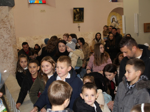 FOTO: Sv. Nikola i ove godine razveselio djecu u župi Rama-Šćit