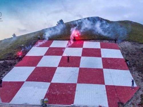 Izrađen golemi grb Herceg Bosne na planini Plazenica