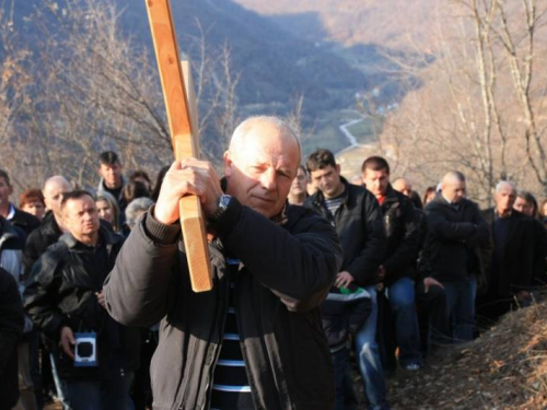 FOTO: Fra Andrija Jozić predvodio Križni put na Uzdolu