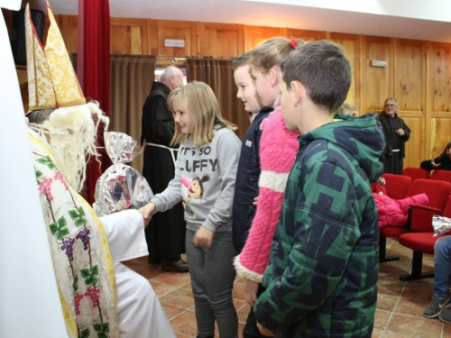 FOTO: Sv. Nikola i ove godine razveselio djecu u župi Rama Šćit