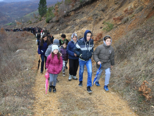 FOTO: Fra Andrija Jozić predvodio križni put na Uzdolu